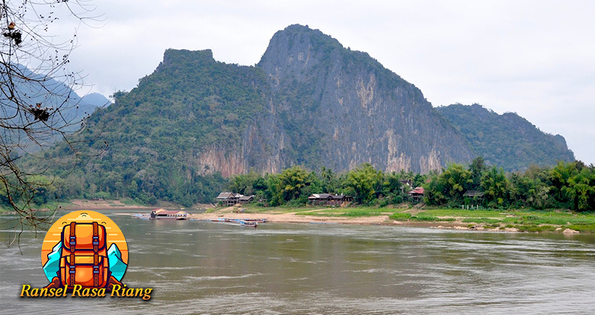 Laos Menyusuri Sungai dan Pegunungan